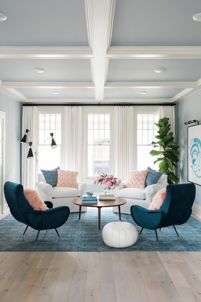 Aménagement d'un grand salon classique ouvert avec un mur bleu, parquet clair et un sol blanc.