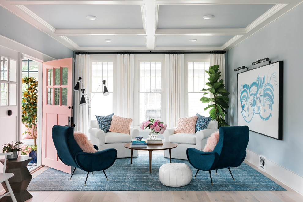 Ispirazione per un soggiorno classico con pareti blu e parquet chiaro