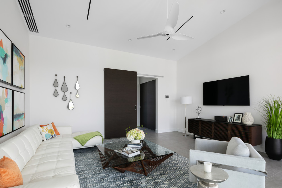 Idéer för ett litet modernt separat vardagsrum, med vita väggar, klinkergolv i porslin, en väggmonterad TV och grått golv