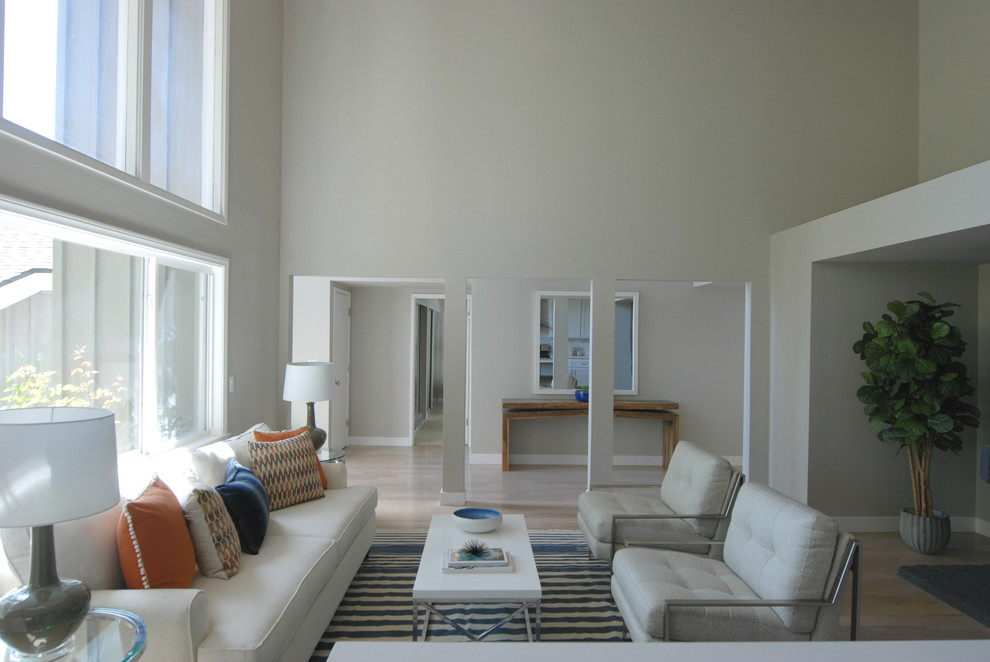 Идея дизайна: открытая гостиная комната среднего размера в стиле модернизм с серыми стенами, светлым паркетным полом, угловым камином и фасадом камина из кирпича без телевизора