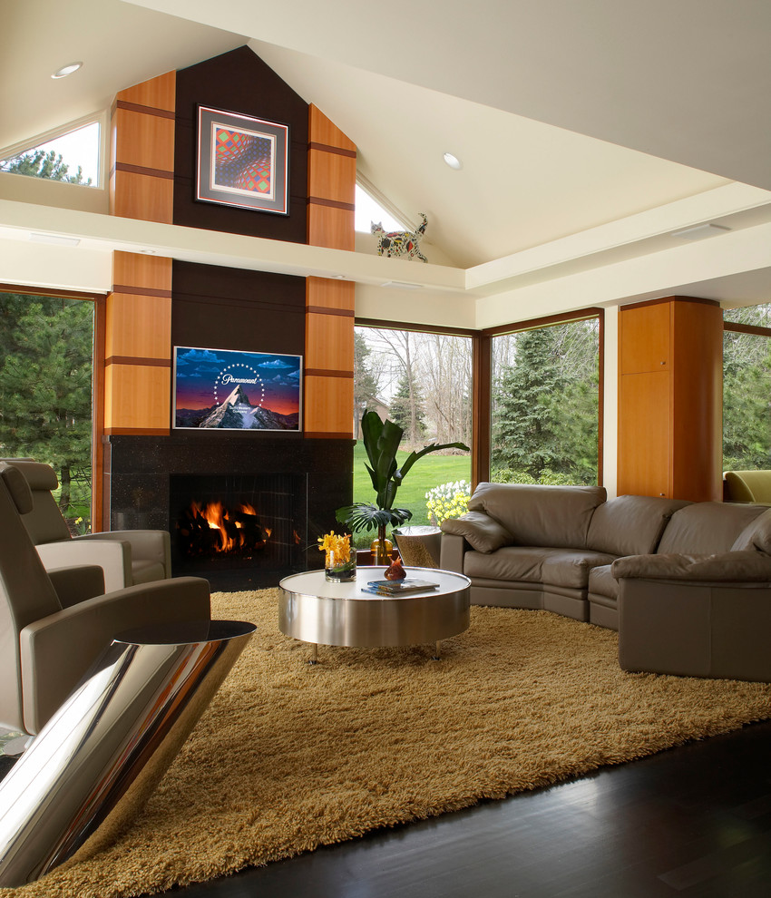 Пример оригинального дизайна: парадная гостиная комната в современном стиле с стандартным камином и телевизором на стене