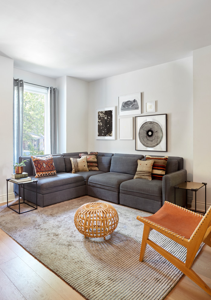 Immagine di un soggiorno classico con pareti bianche, pavimento in legno massello medio e pavimento marrone