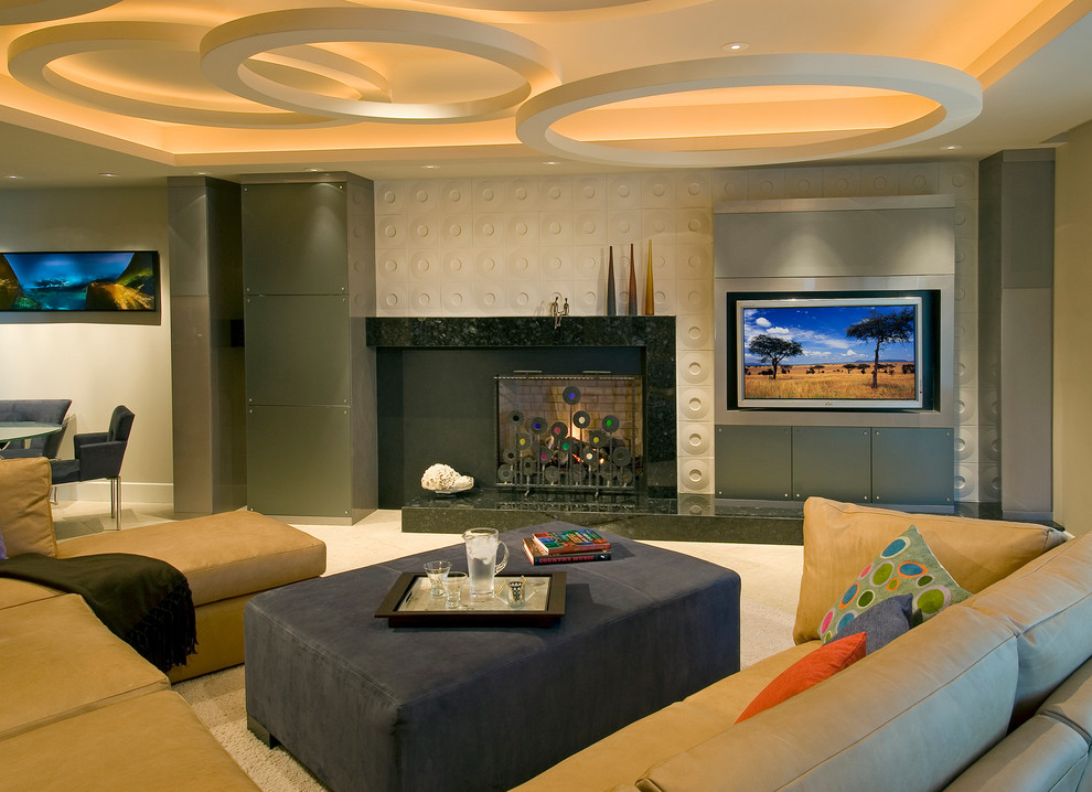 На фото: большая гостиная комната в современном стиле с стандартным камином и мультимедийным центром с