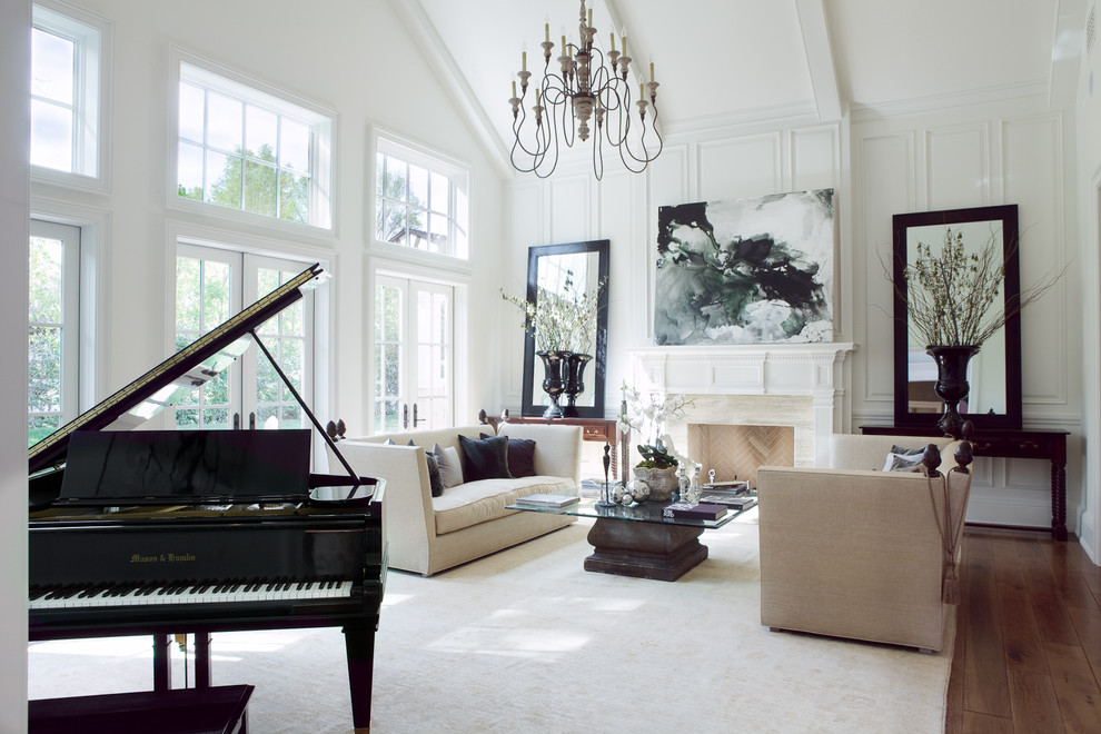 Идея дизайна: большая гостиная комната в классическом стиле с музыкальной комнатой, белыми стенами и стандартным камином