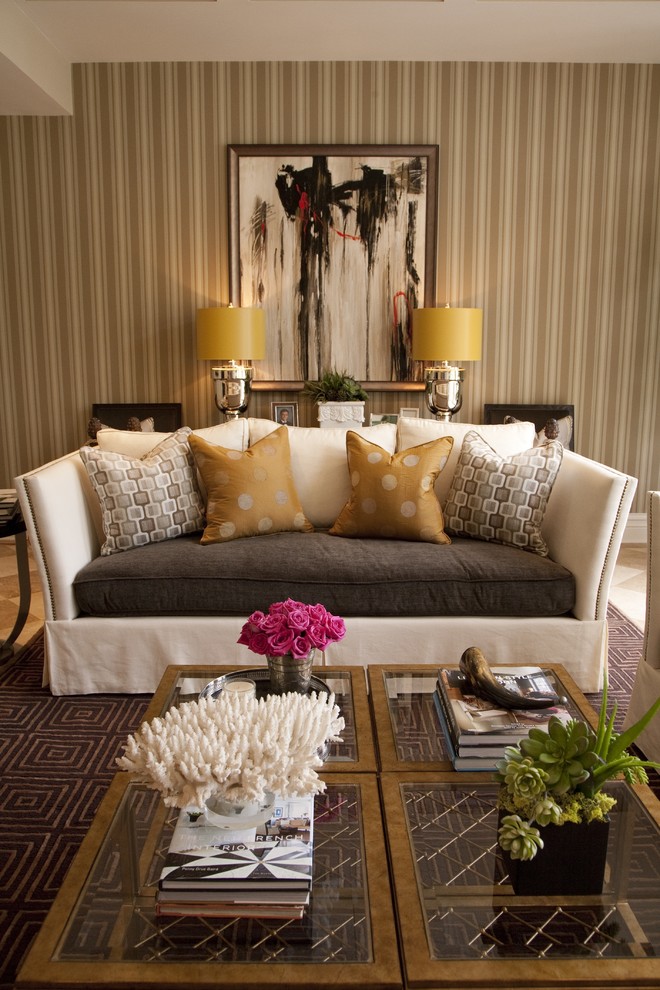 Immagine di un soggiorno classico con pareti beige
