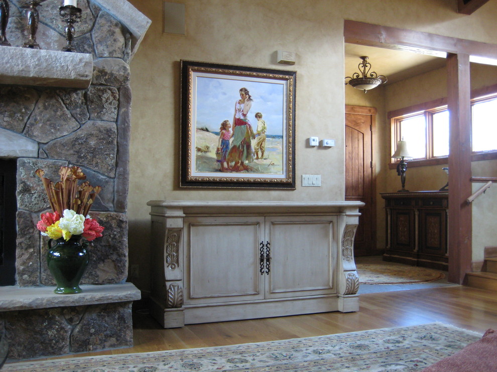 Modelo de salón abierto tradicional de tamaño medio con paredes beige, suelo de madera clara, pared multimedia, suelo beige, todas las chimeneas y marco de chimenea de ladrillo