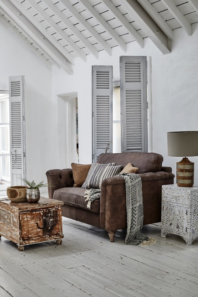 Источник вдохновения для домашнего уюта: большая гостиная комната в средиземноморском стиле с белыми стенами, деревянным полом и белым полом