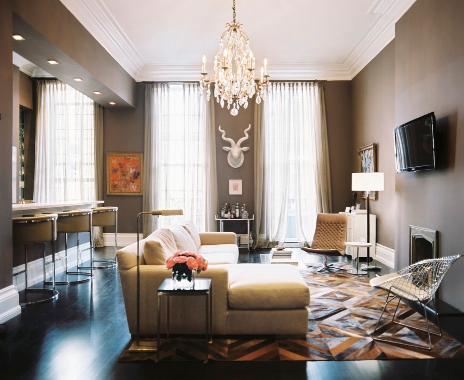 Immagine di un soggiorno minimal con pareti marroni, camino classico, TV a parete e parquet scuro