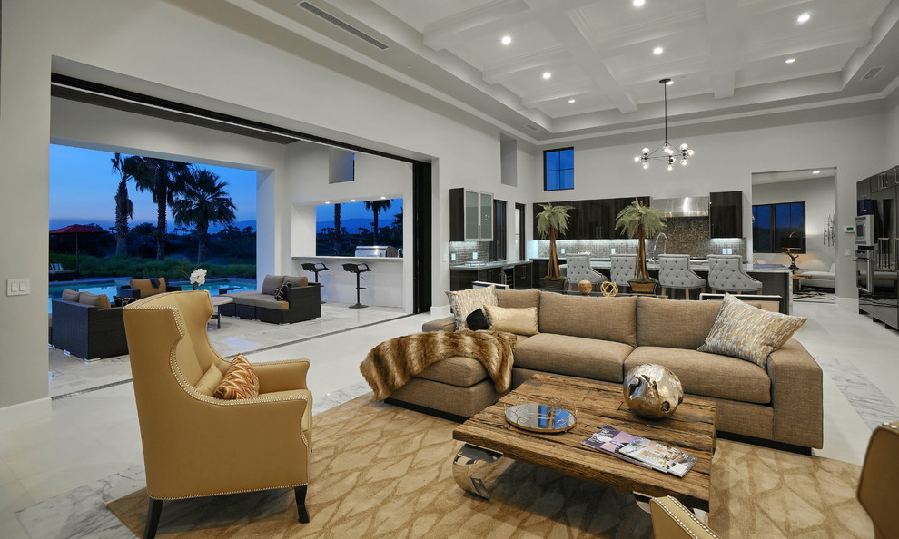 На фото: открытая гостиная комната в современном стиле с белыми стенами и коричневым диваном с
