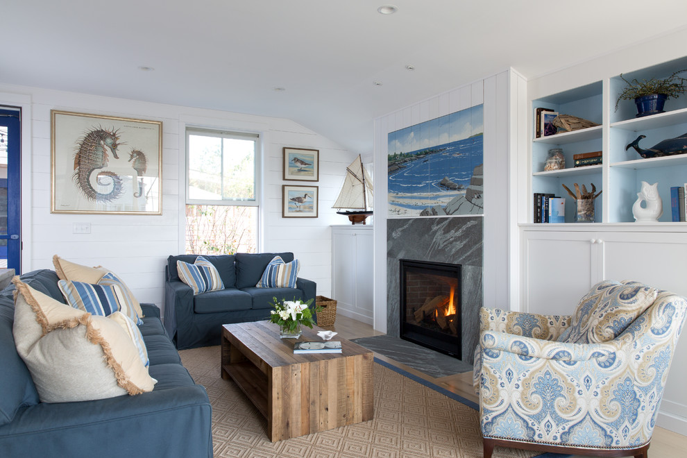 Mittelgroßes, Offenes Maritimes Wohnzimmer mit weißer Wandfarbe, hellem Holzboden, Kamin und Kaminumrandung aus Stein in Portland Maine