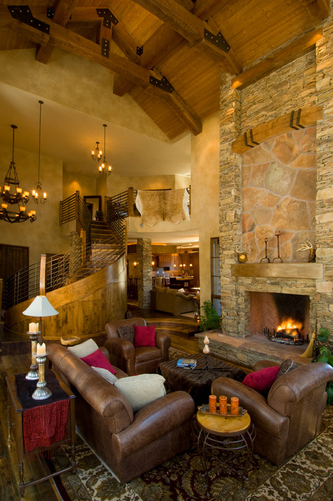 Exemple d'un salon montagne avec un sol en bois brun et un manteau de cheminée en pierre.