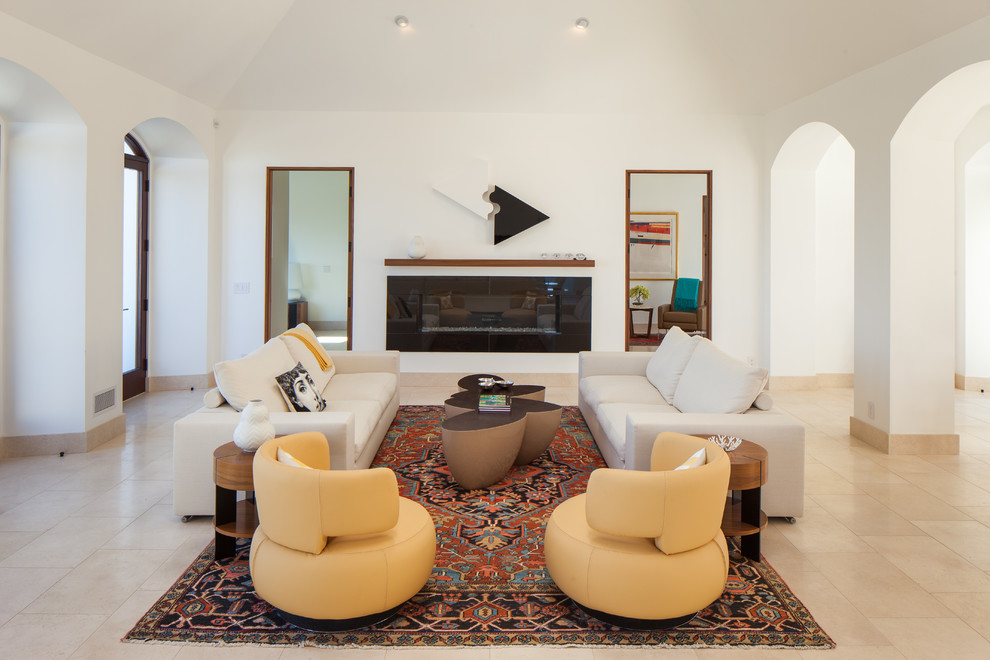 Repräsentatives Mediterranes Wohnzimmer mit weißer Wandfarbe und Kamin in San Diego