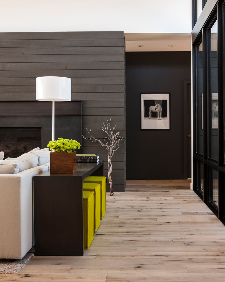 На фото: открытая гостиная комната среднего размера в стиле модернизм с светлым паркетным полом, стандартным камином и фасадом камина из металла с