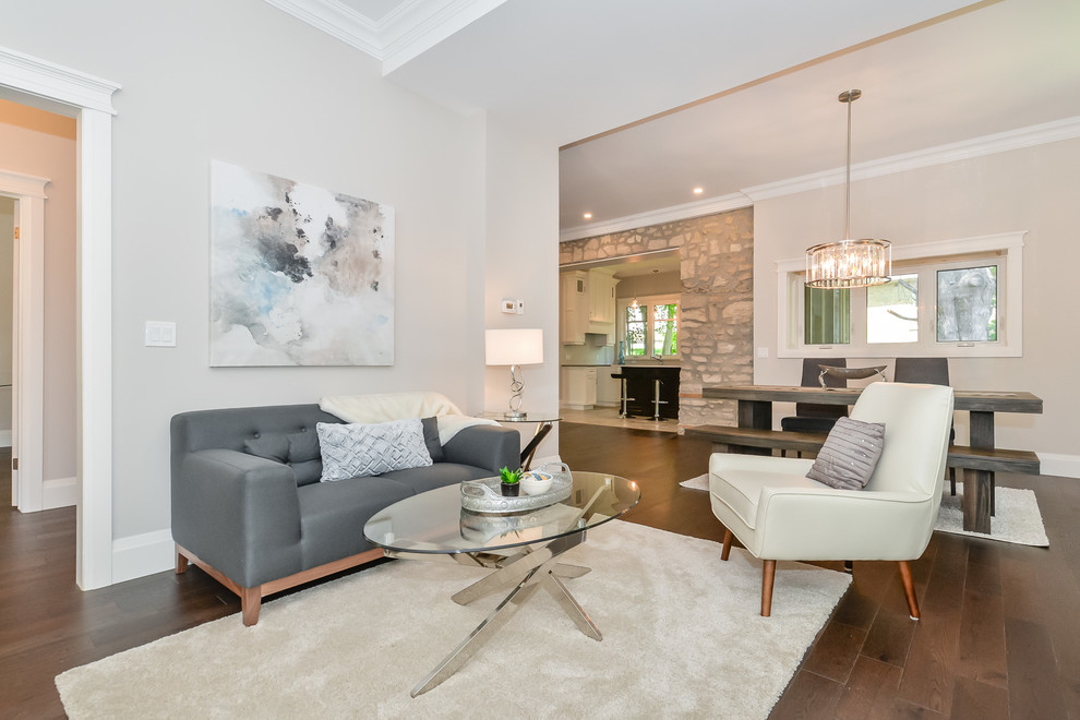 Mittelgroßes, Fernseherloses, Offenes Modernes Wohnzimmer ohne Kamin mit grauer Wandfarbe, dunklem Holzboden und braunem Boden in Toronto