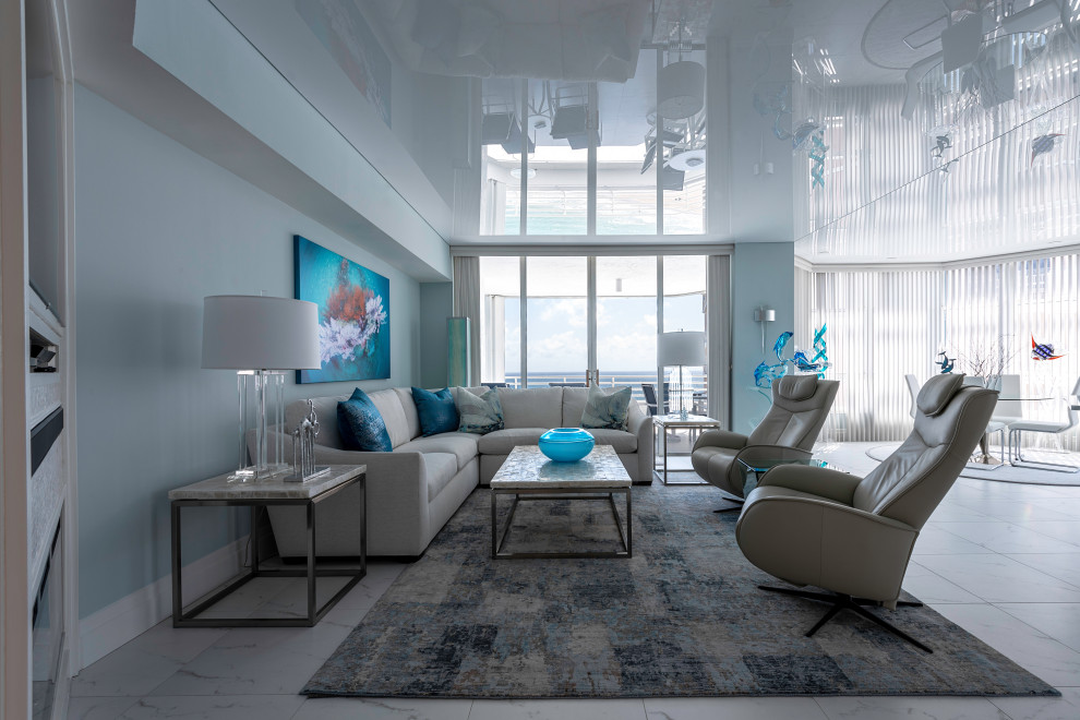 Ispirazione per un grande soggiorno minimalista aperto con pareti blu, soffitto in carta da parati, pavimento in gres porcellanato, nessuna TV e pavimento grigio