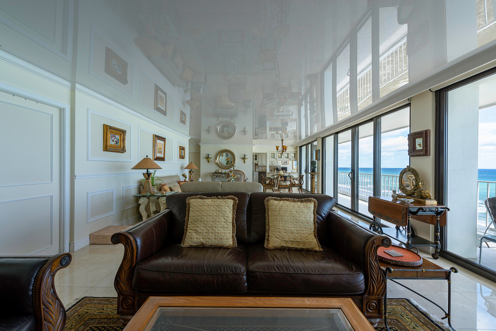 На фото: большая парадная, изолированная гостиная комната в классическом стиле с желтыми стенами, бежевым полом и потолком с обоями без телевизора