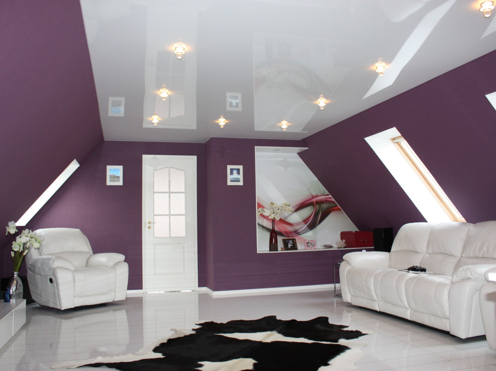 Bild på ett mellanstort vardagsrum, med lila väggar, klinkergolv i porslin och vitt golv
