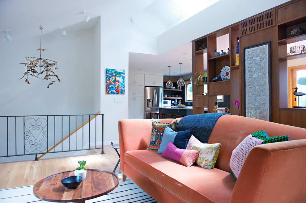 Esempio di un soggiorno design di medie dimensioni e aperto con pareti bianche, pavimento in legno massello medio, cornice del camino in mattoni, TV autoportante e pavimento marrone