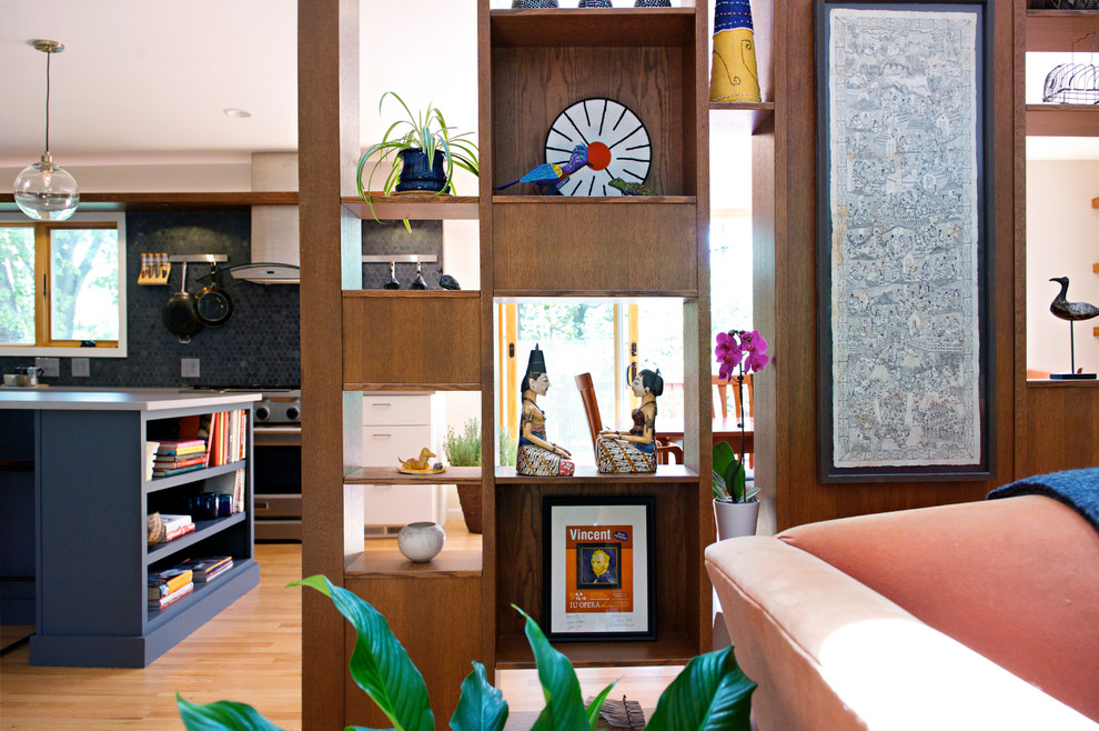 Пример оригинального дизайна: открытая гостиная комната среднего размера в современном стиле с белыми стенами, паркетным полом среднего тона, отдельно стоящим телевизором и коричневым полом