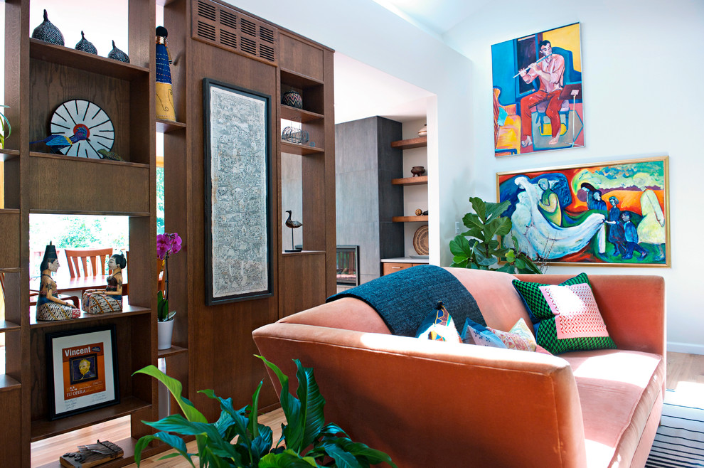 Diseño de salón abierto actual de tamaño medio con paredes blancas, suelo de madera en tonos medios, televisor independiente y suelo marrón