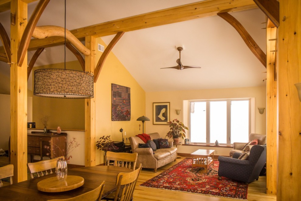 Foto di un soggiorno stile americano di medie dimensioni e aperto con pareti gialle, parquet chiaro e nessuna TV