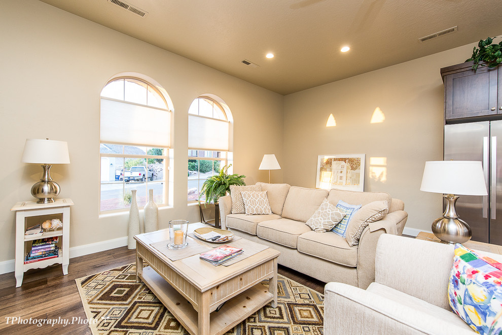 Kleines, Offenes Klassisches Wohnzimmer mit beiger Wandfarbe, braunem Holzboden und braunem Boden in Salt Lake City