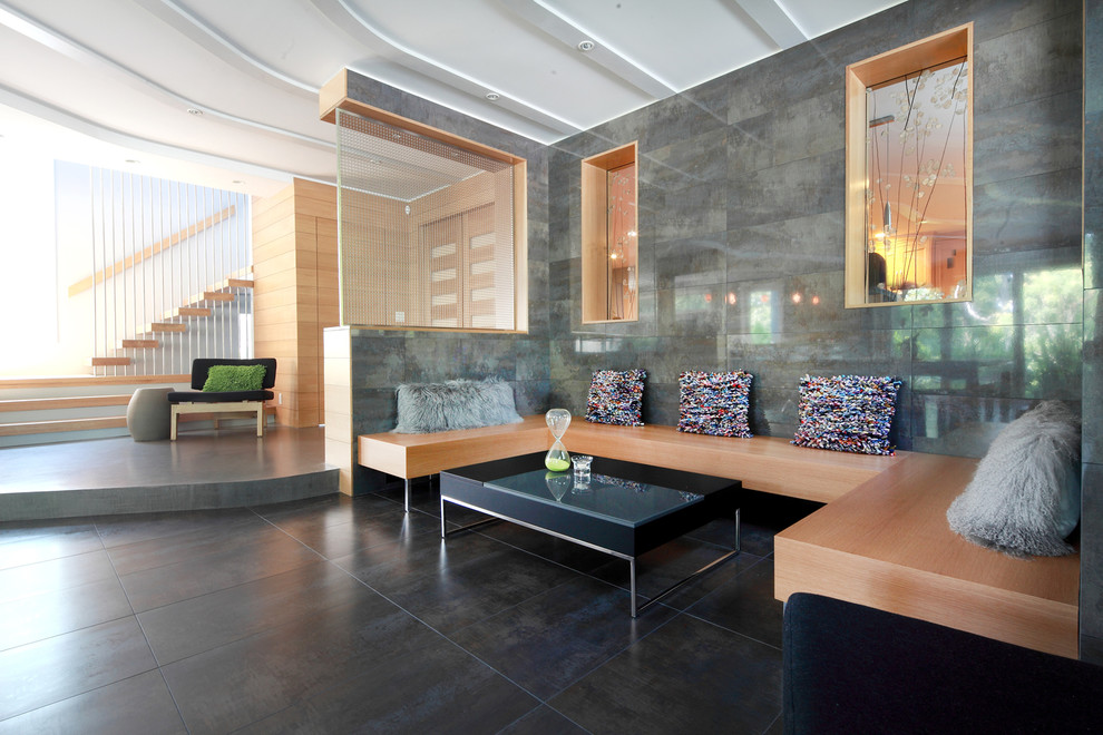 Пример оригинального дизайна: большая парадная, открытая гостиная комната в современном стиле с серыми стенами, полом из керамической плитки и серым полом