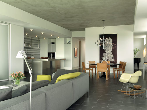 Esempio di un soggiorno minimalista aperto con pareti bianche, pavimento in gres porcellanato e TV a parete