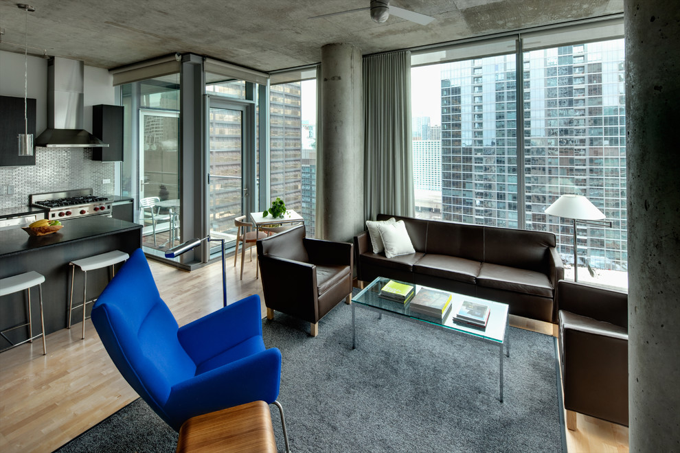 Offenes Modernes Wohnzimmer mit grauer Wandfarbe in Chicago