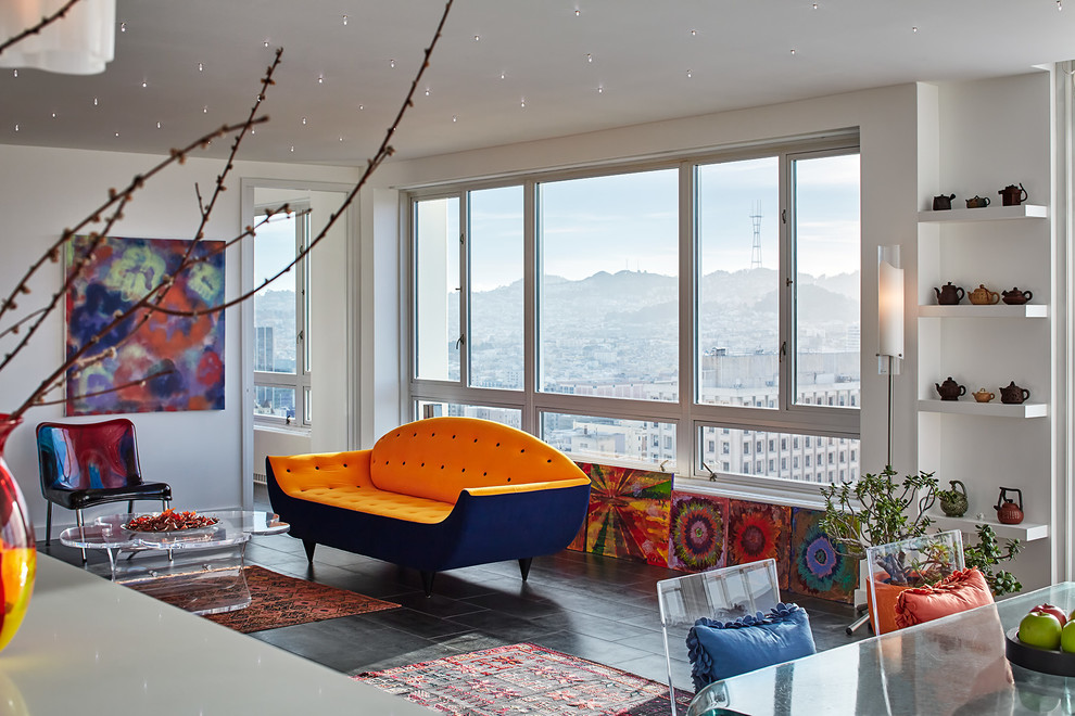 На фото: открытая гостиная комната среднего размера в современном стиле с белыми стенами без камина, телевизора