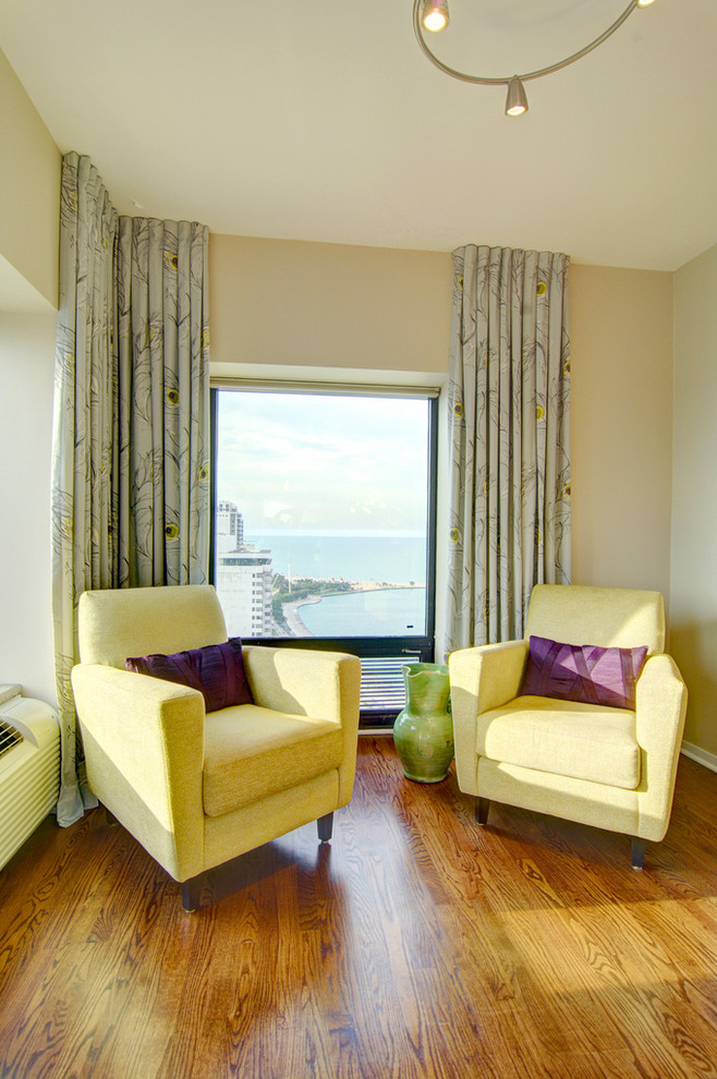 Пример оригинального дизайна: большая открытая гостиная комната в современном стиле с желтыми стенами, светлым паркетным полом и телевизором на стене без камина
