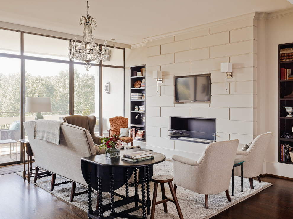 Стильный дизайн: гостиная комната в современном стиле с белыми стенами и фасадом камина из дерева - последний тренд