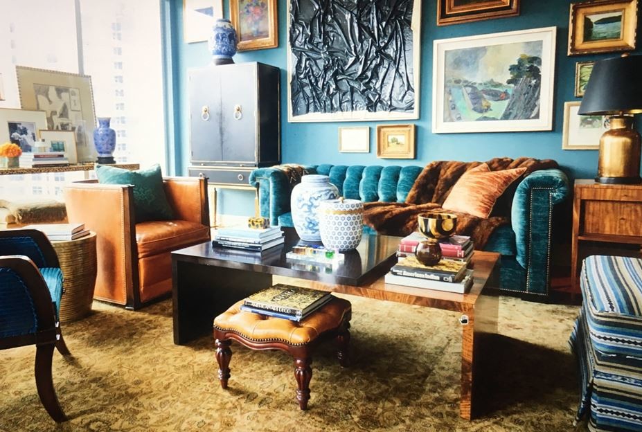 Modelo de salón abierto ecléctico pequeño con paredes azules y suelo de madera en tonos medios