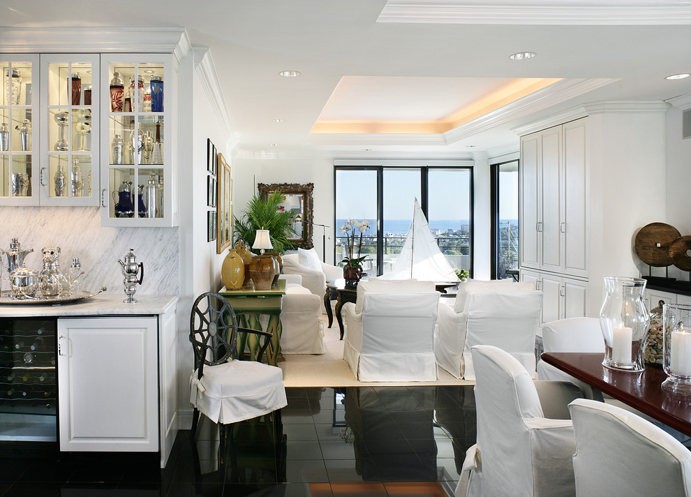 Großes, Repräsentatives, Offenes Stilmix Wohnzimmer mit weißer Wandfarbe und Marmorboden in Sonstige