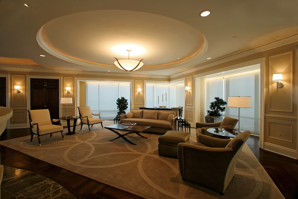 Идея дизайна: гостиная комната в современном стиле с бежевыми стенами и ковром на полу