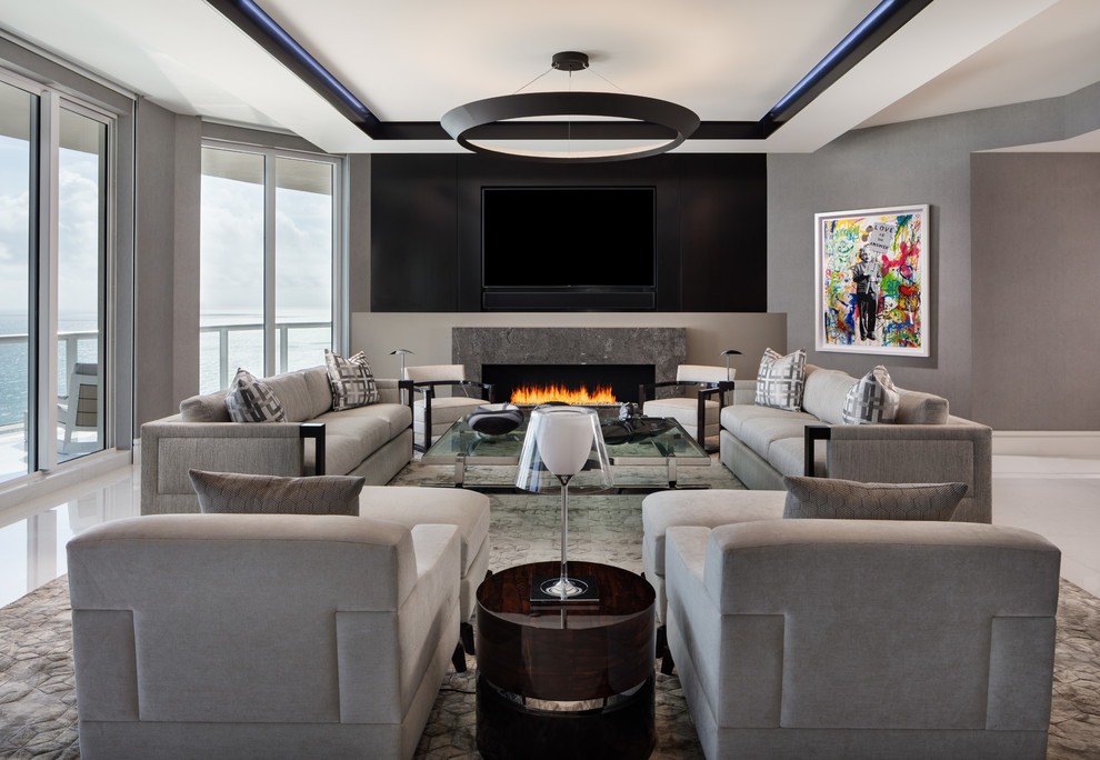 Идея дизайна: открытая гостиная комната в современном стиле с серыми стенами, горизонтальным камином и телевизором на стене