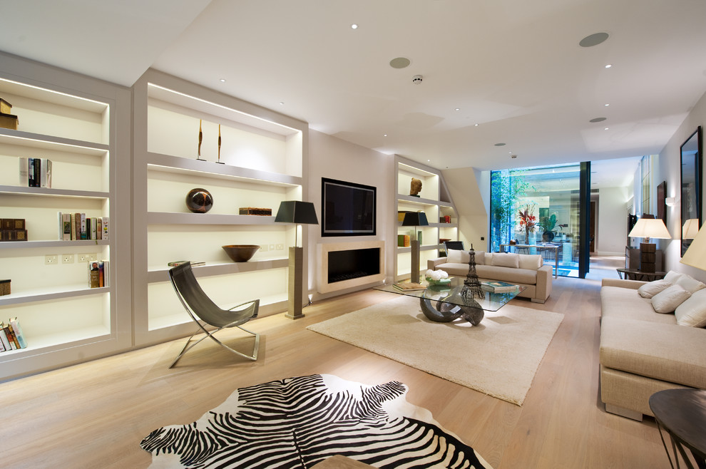 Immagine di un soggiorno minimalista di medie dimensioni e chiuso con pareti grigie, camino lineare Ribbon, parete attrezzata e pavimento marrone