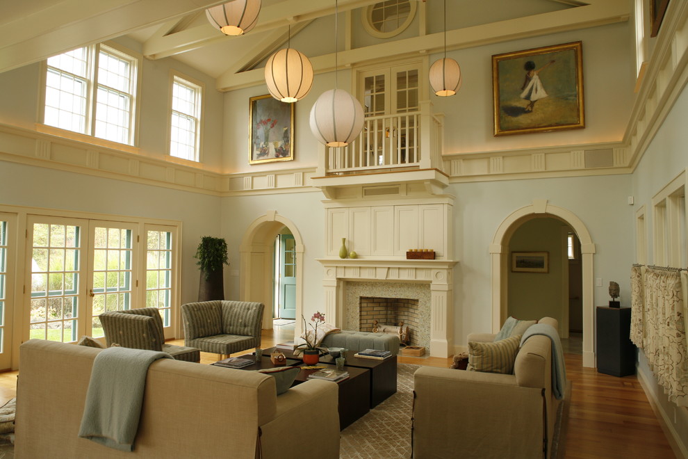Источник вдохновения для домашнего уюта: большая гостиная комната в классическом стиле с синими стенами и паркетным полом среднего тона