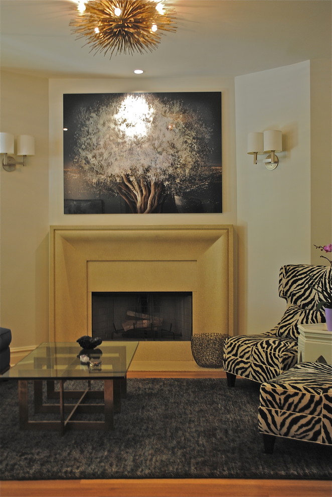 Großes, Repräsentatives, Abgetrenntes Modernes Wohnzimmer mit beiger Wandfarbe, hellem Holzboden, Kamin und Kaminumrandung aus Stein in Atlanta