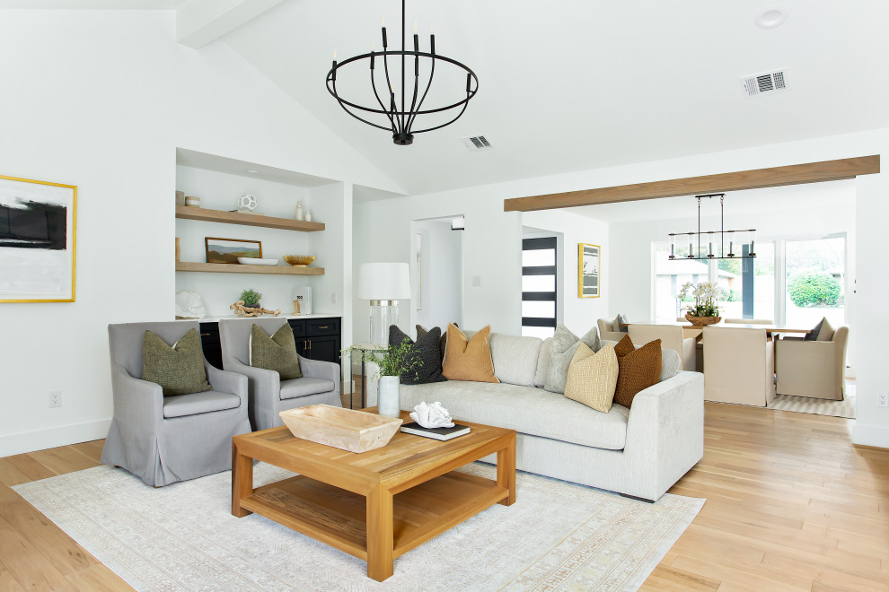 Offenes Maritimes Wohnzimmer mit weißer Wandfarbe, hellem Holzboden und beigem Boden in Dallas