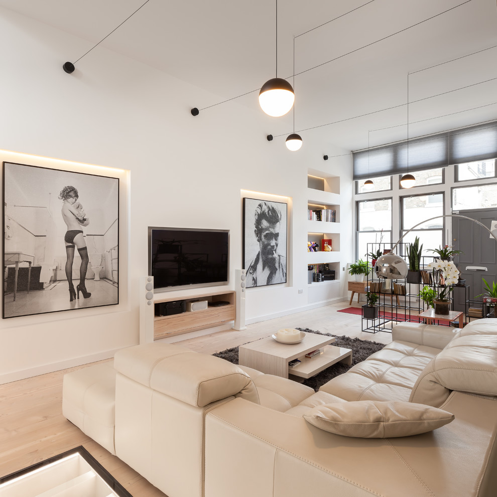 Mittelgroßes, Repräsentatives, Offenes Modernes Wohnzimmer mit weißer Wandfarbe, hellem Holzboden, TV-Wand und weißem Boden in London