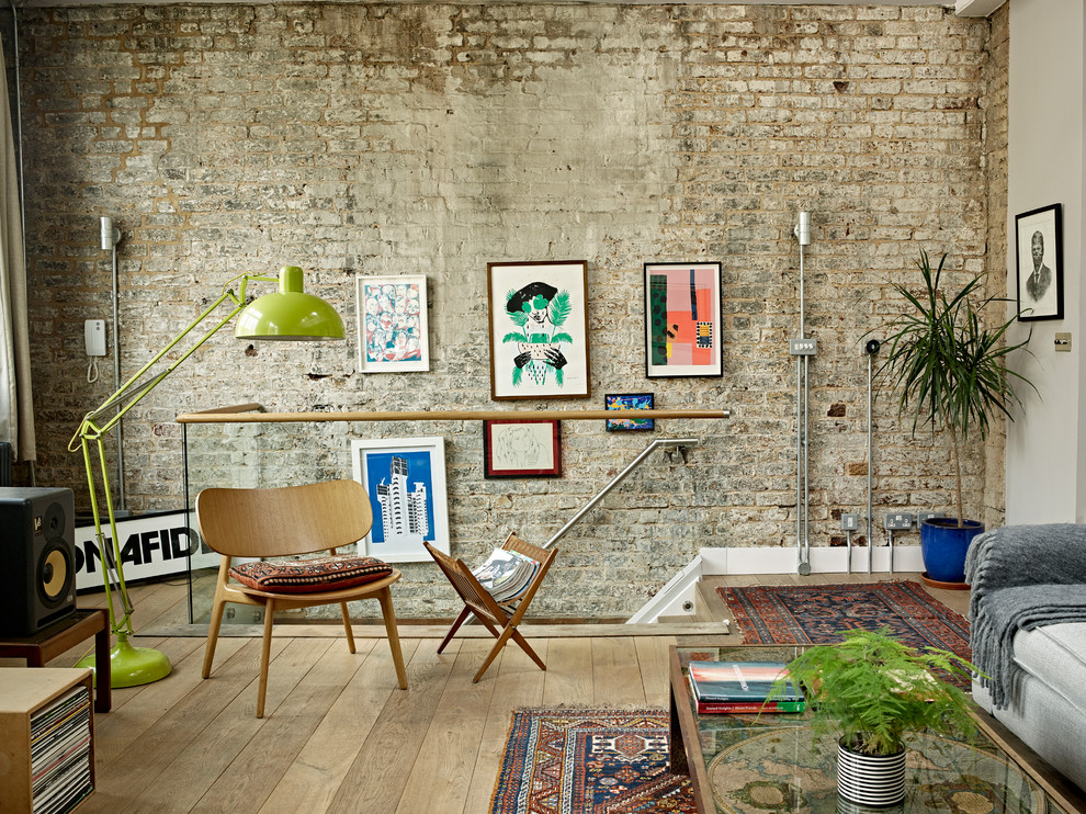 Großes, Offenes Eklektisches Wohnzimmer ohne Kamin mit grauer Wandfarbe, braunem Holzboden, freistehendem TV und braunem Boden in London