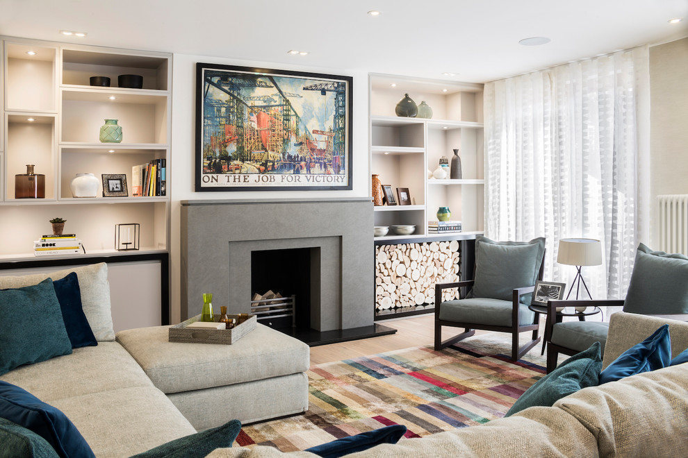 Fernseherloses, Mittelgroßes, Abgetrenntes Klassisches Wohnzimmer mit beiger Wandfarbe, braunem Holzboden, Kamin, braunem Boden und Kaminumrandung aus Stein in London