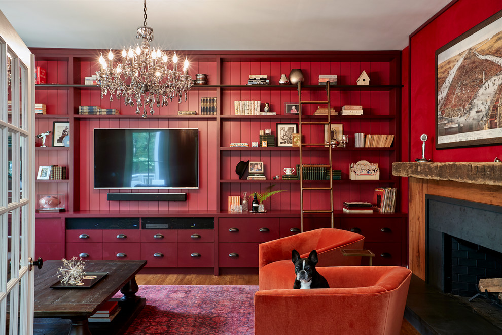 Abgetrenntes Klassisches Wohnzimmer mit braunem Holzboden, Kamin, Kaminumrandung aus Metall und Multimediawand in New York