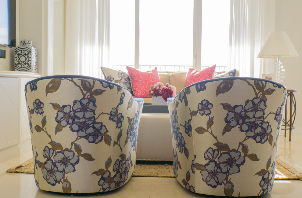 Esempio di un piccolo soggiorno contemporaneo aperto con pareti bianche, pavimento in marmo, parete attrezzata e pavimento beige