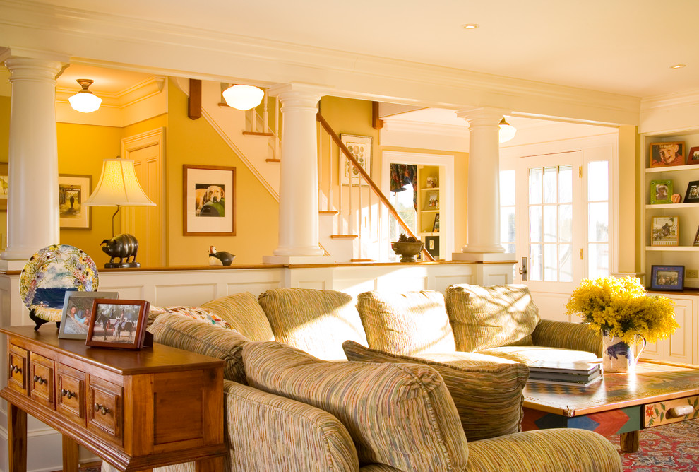 Ejemplo de salón para visitas abierto clásico grande con paredes amarillas y suelo de madera clara