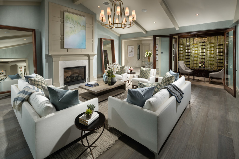 Inspiration pour un salon traditionnel fermé avec une salle de réception, un mur bleu, un sol en bois brun, une cheminée standard et un manteau de cheminée en pierre.