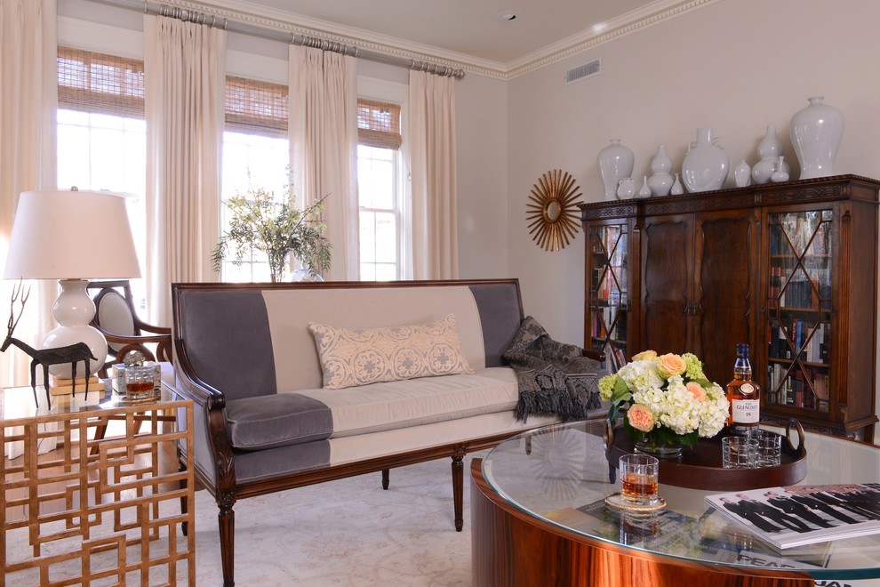Mittelgroßes, Fernseherloses Klassisches Wohnzimmer mit grauer Wandfarbe, braunem Holzboden, Kamin, Kaminumrandung aus Holz und braunem Boden in Dallas