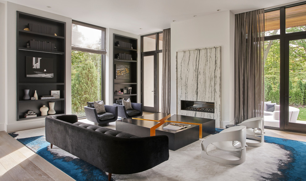 Пример оригинального дизайна: гостиная комната в современном стиле с белыми стенами, светлым паркетным полом, горизонтальным камином, фасадом камина из камня и бежевым полом