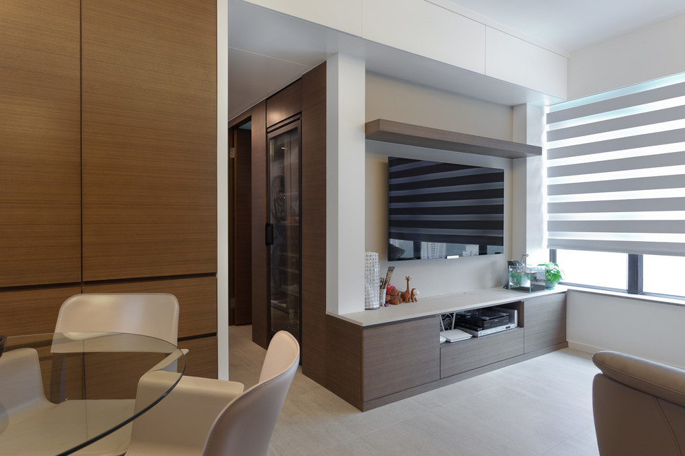 Стильный дизайн: маленькая изолированная гостиная комната в стиле модернизм с белыми стенами, полом из керамической плитки и телевизором на стене для на участке и в саду - последний тренд
